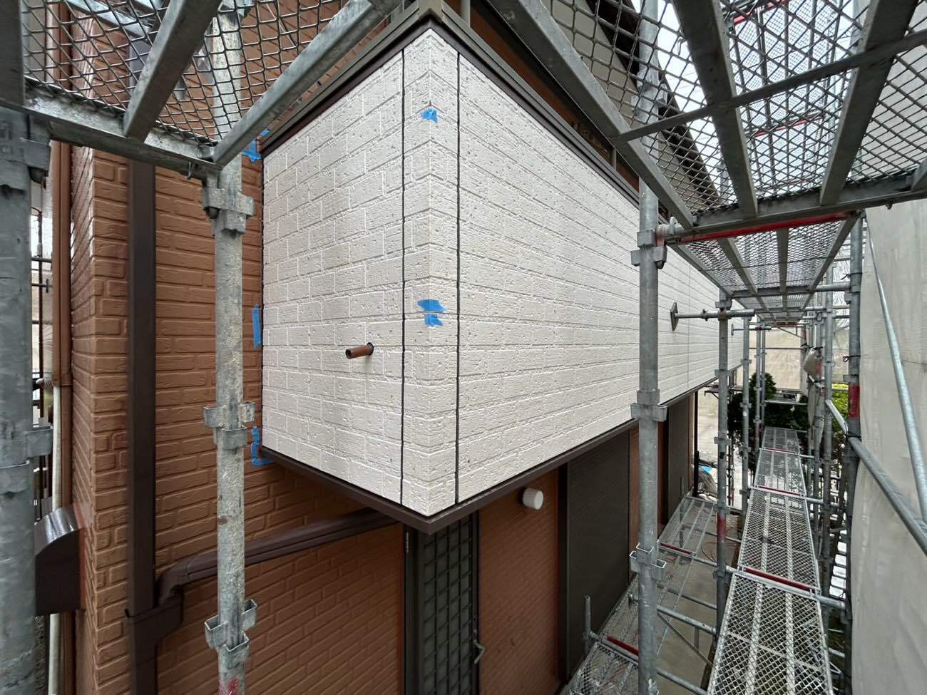 <strong>ベランダ腰壁の表面張替(外壁材新設)</strong><br>