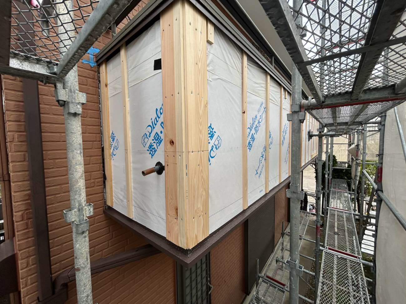 <strong>ベランダ腰壁の表面張替(胴縁新設)</strong><br>