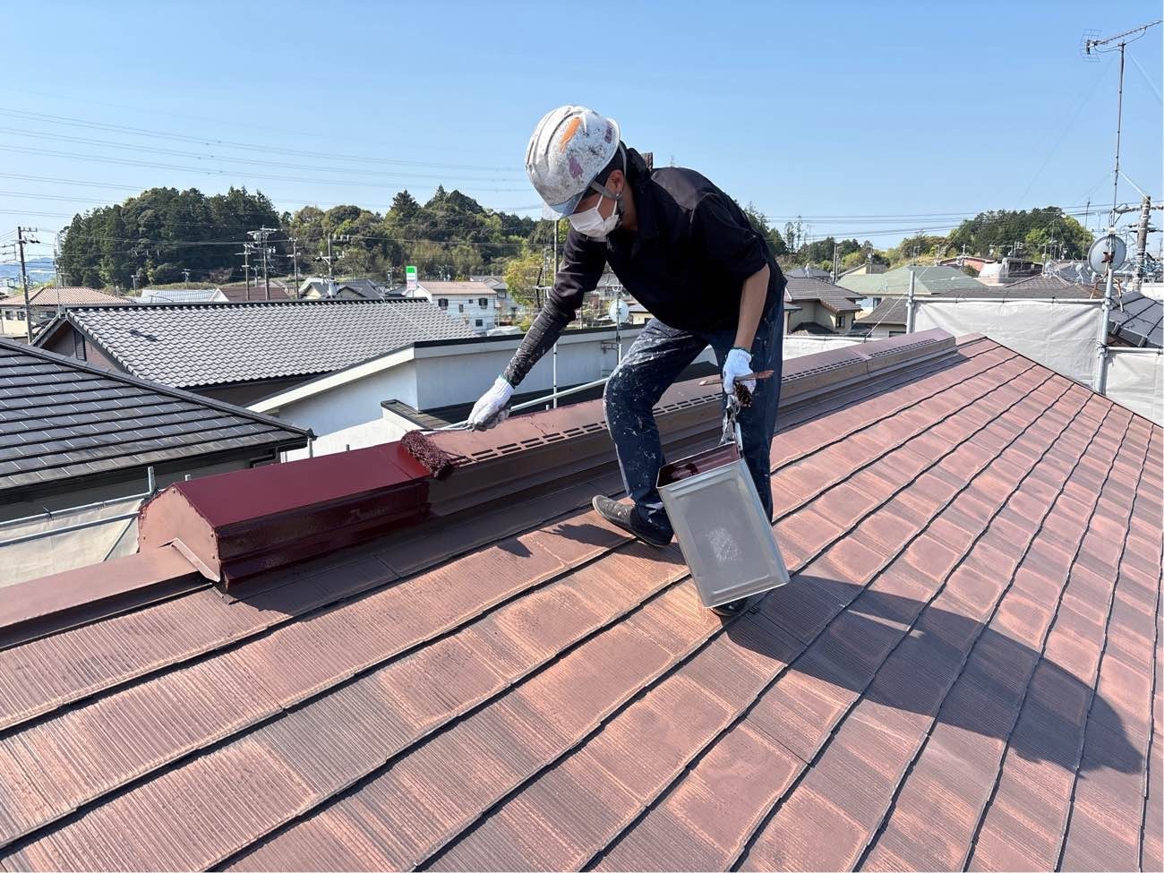 <strong>棟板金 サビ止め塗装</strong><br>鉄部や板金部には、ケレン後、サビ止め塗装を下塗りとして施します。