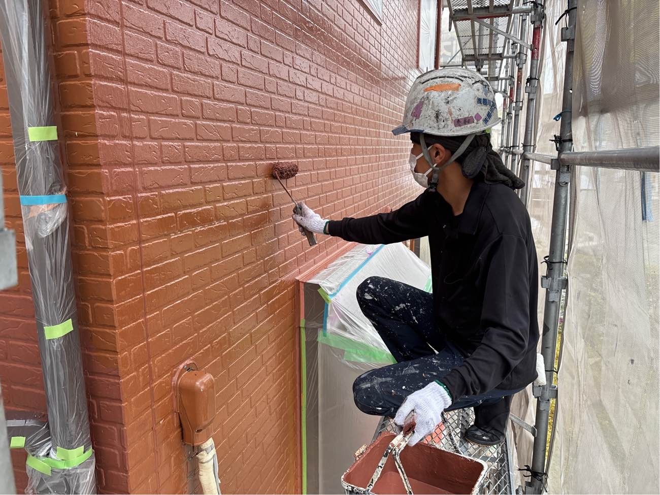 <strong>外壁(中塗り塗装)</strong><br>耐候性に極めて優れた4フッ化フッ素樹脂を使用して着色していきます。紫外線や雨、風、塩害など過酷な気象条件に強いというメリットがあり、長期に渡って建物の美観を保つことでメンテナンスの回数を確実に減らし、トータルコスト削減になります。加えて水性タイプのため環境にも優しい塗料です。