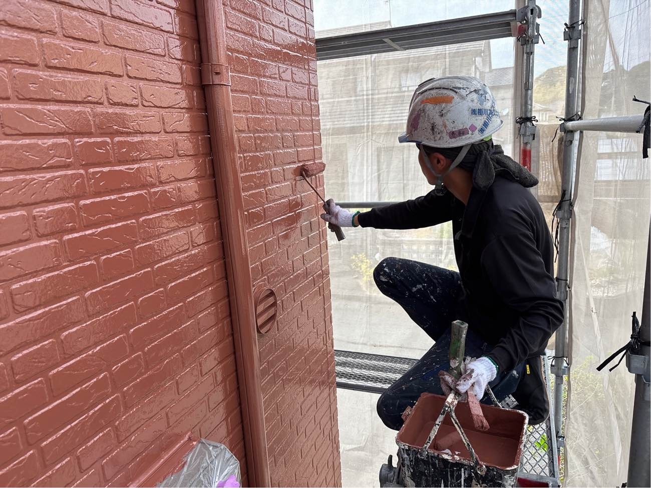 <strong>外壁(上塗り塗装)</strong><br>より強靭な塗膜を形成して、耐候性や仕上がりを良くするため、もう一度塗装を施します。