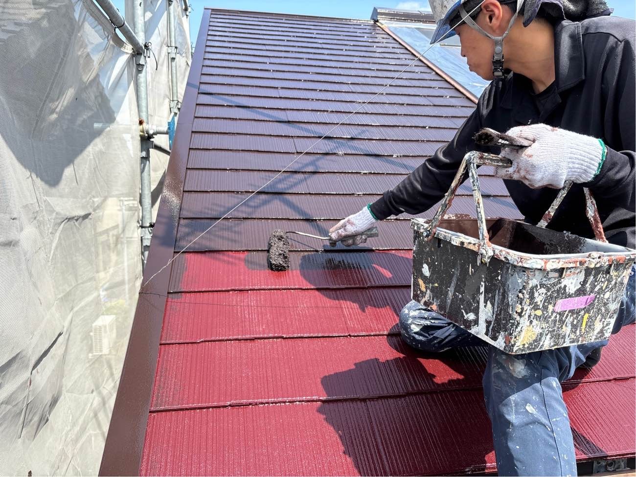 <strong>マルチコート1回目塗装</strong><br>ラジカル制御型シリコン樹脂塗料【ガイソーマルチコート】にて、着色していきます。 こちらの塗料は樹脂分子量が小さく、小さな隙間に入り込みやすいので浸透性と付着性に優れており、下塗り用の塗料が不要(シーラーレス)です。浸透能力に優れているので、屋根材の深部まで入り込み、下地を強固にします。