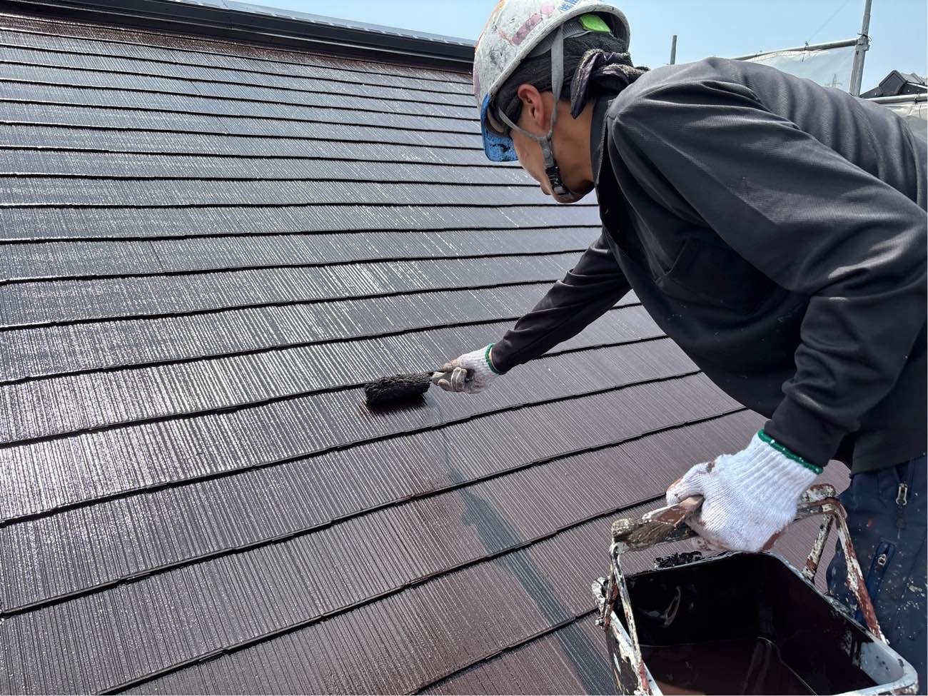 <strong>マルチコート2回目塗装</strong><br>より強靭な塗膜を形成して、耐候性や仕上がりを良くするため、もう一度塗装を施します。