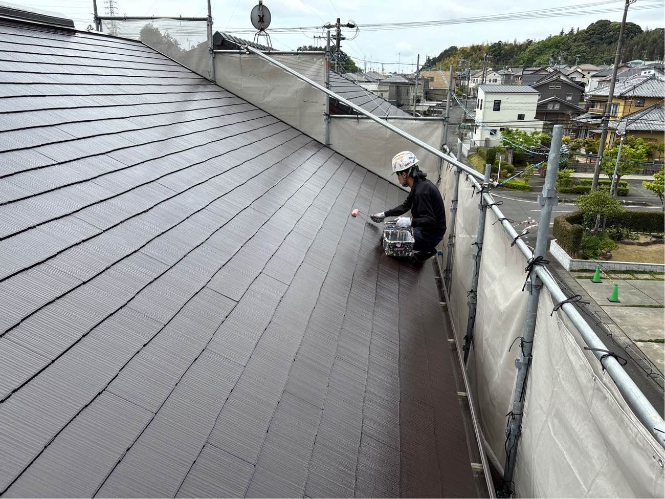 <strong>ハイグロストップ塗装(トップコート)</strong><br>最後のひと手間、ハイグロストップのクリヤー層で保護することで耐UV性と耐酸性を強化し、フッ素に勝る超高耐候性(光沢低下防止・退色防止)が得られます。