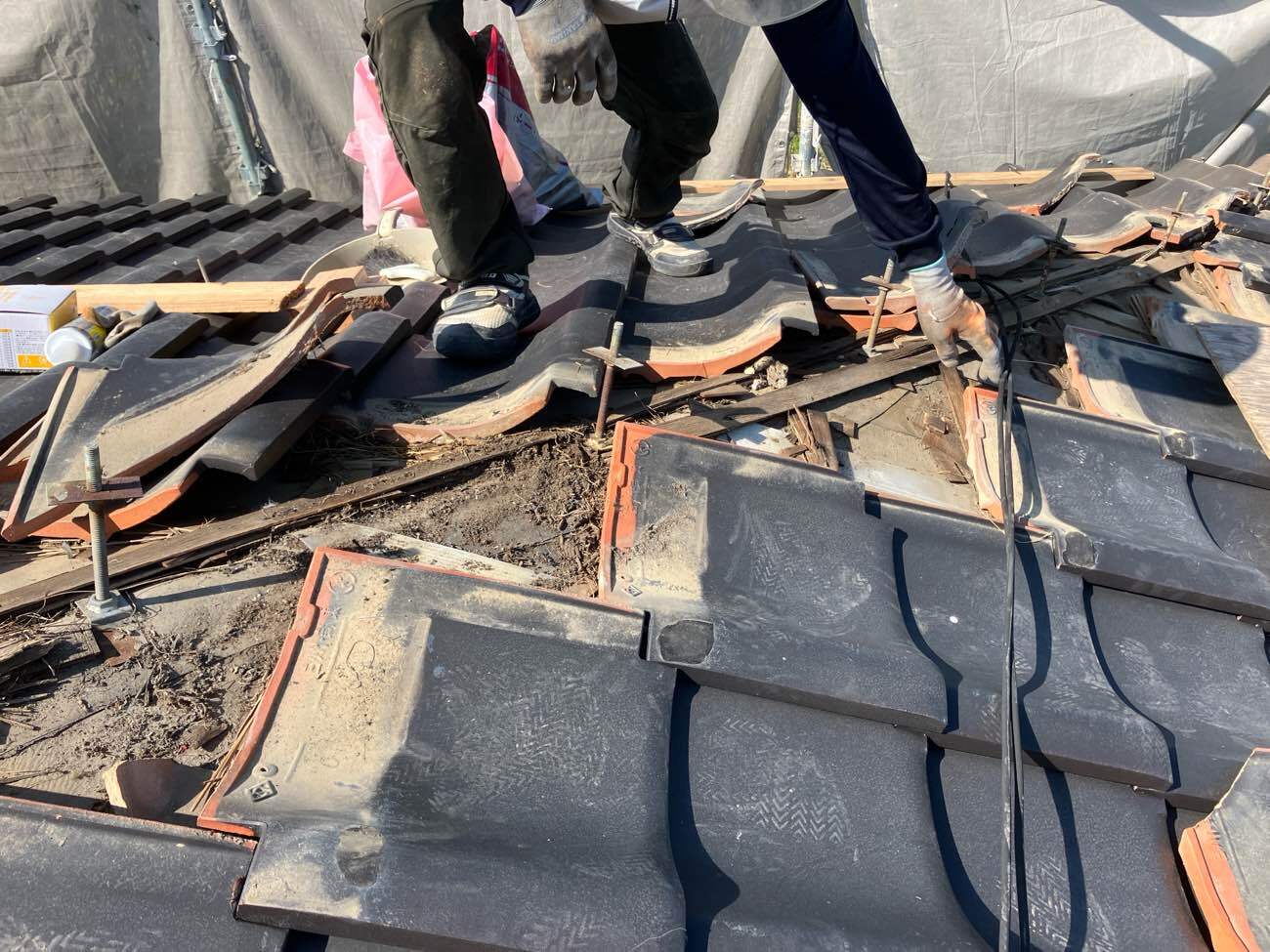 <strong>既存⽡めくり作業</strong>既存の野地板(ボルト留めの下地)が薄いベニヤで面戸も雨を吸いやすい素材だったためか、完全に腐食していました