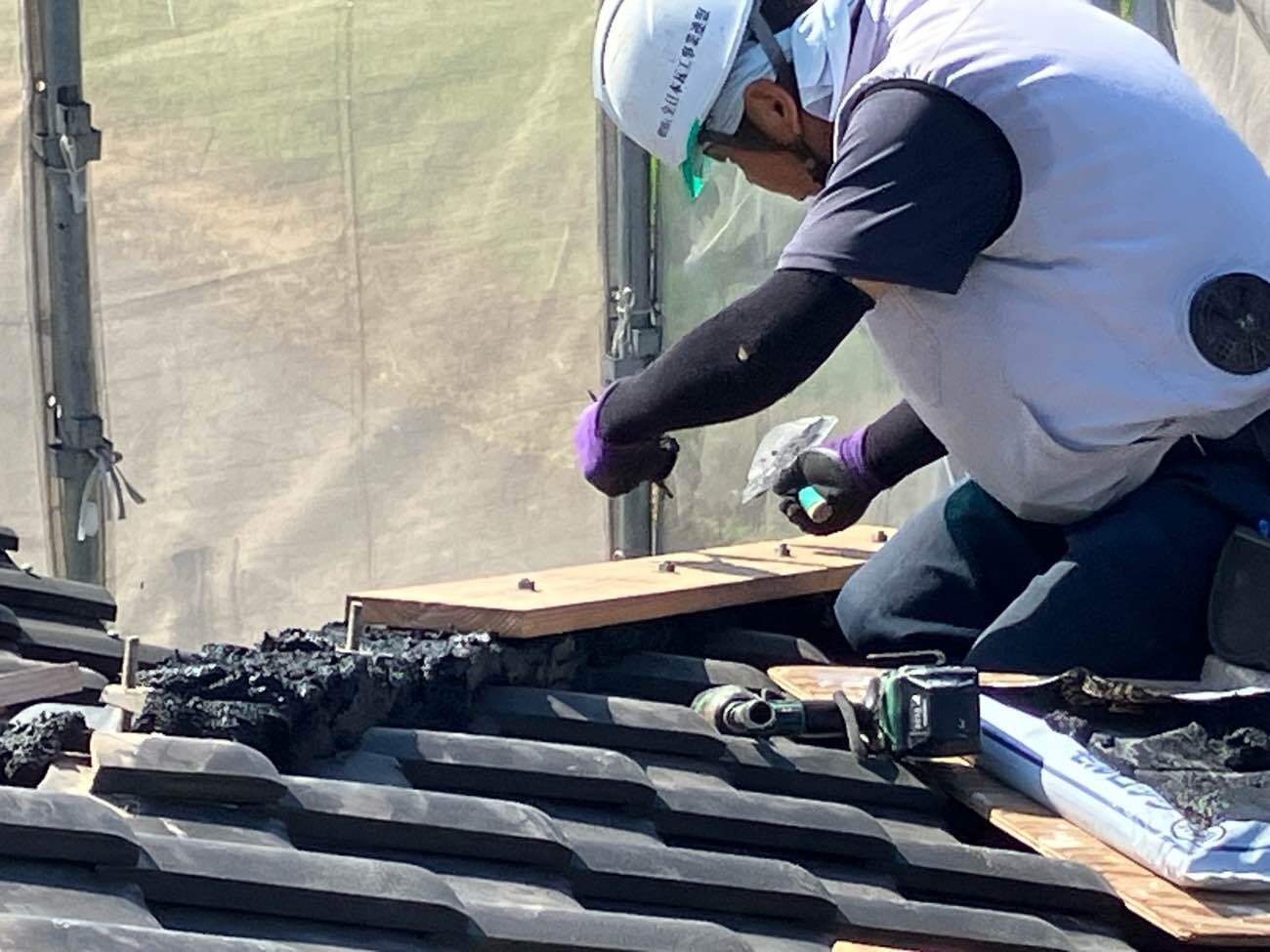 <strong>新規木下地施工</strong>南蛮漆喰を新設後、厚みのある杉板を乗せボルトを締め直しました