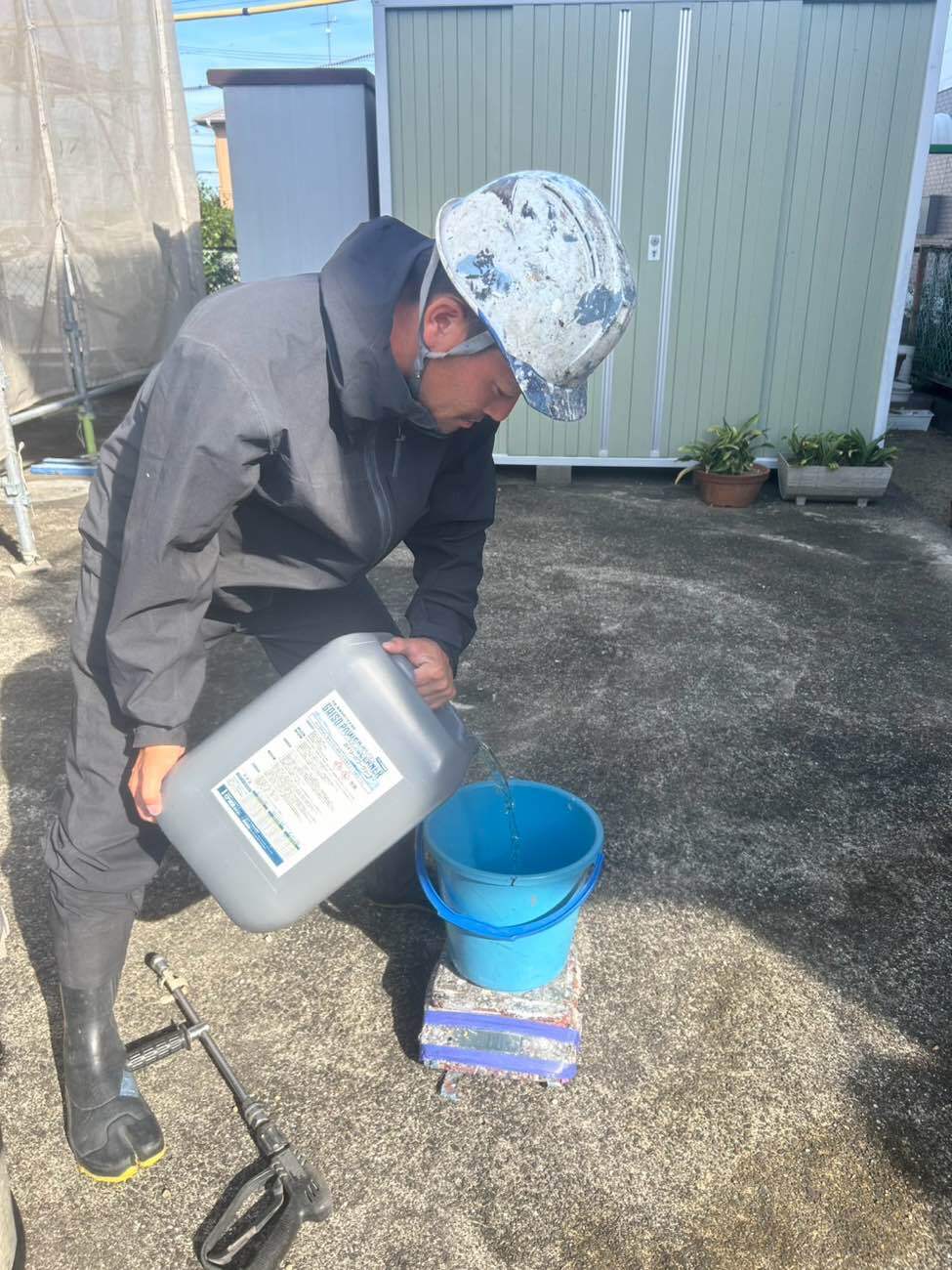 <strong>バイオ洗浄水準備中</strong><br>軽量しながら適量のバイオ洗浄剤をバケツへ入れています