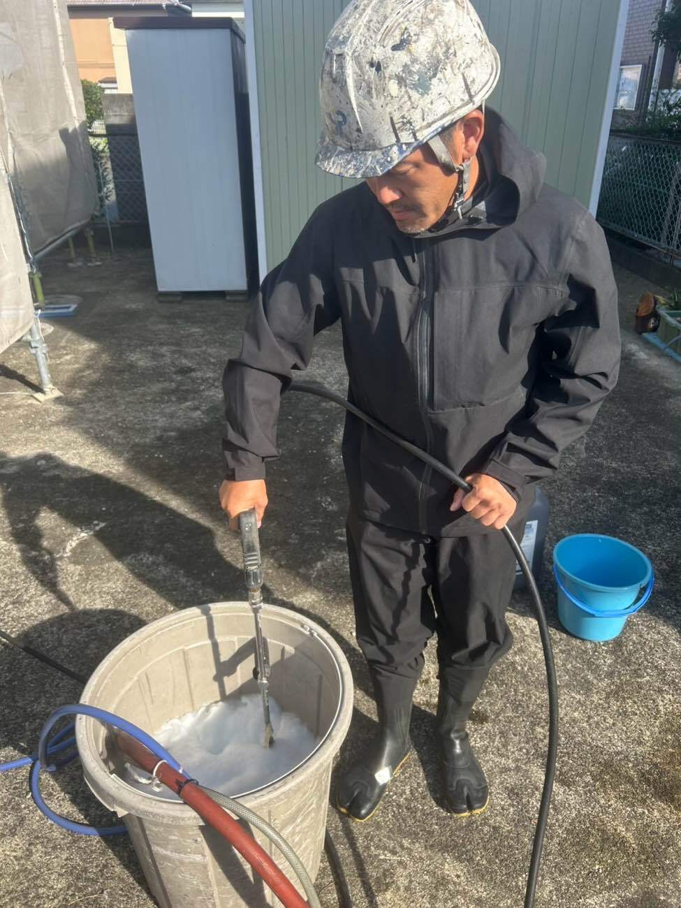 <strong>バイオ洗浄水準備中</strong><br>撹拌しています