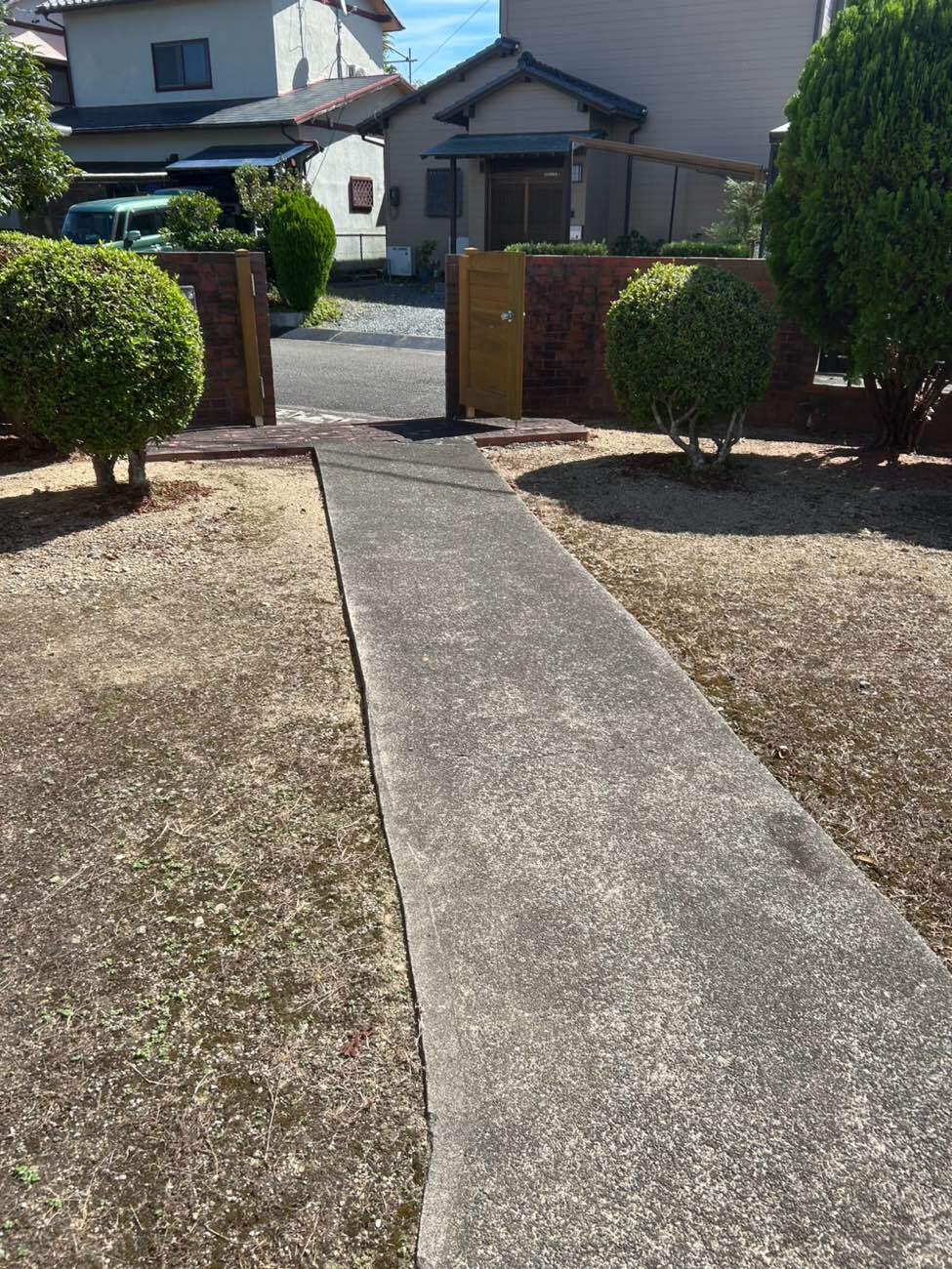 <strong>アプローチ(高圧洗浄前)</strong>