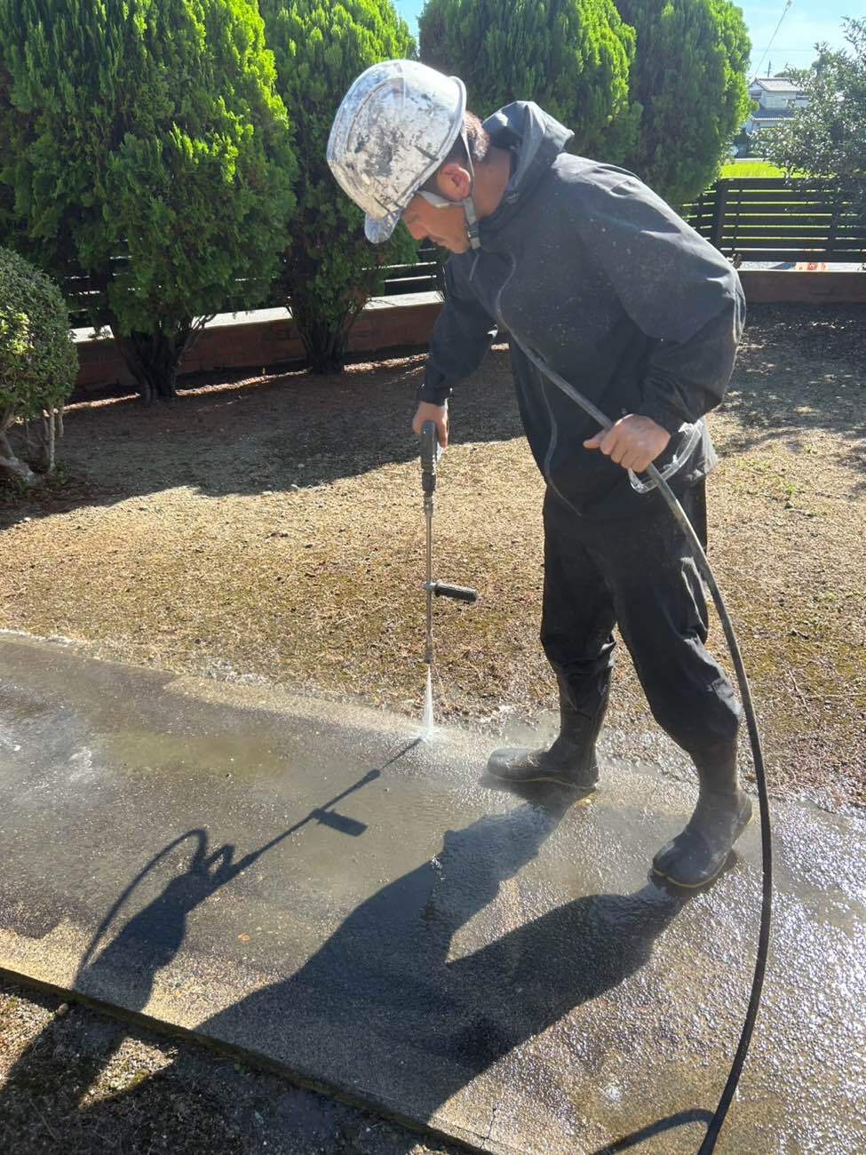 <strong>アプローチ(高圧洗浄中)</strong>