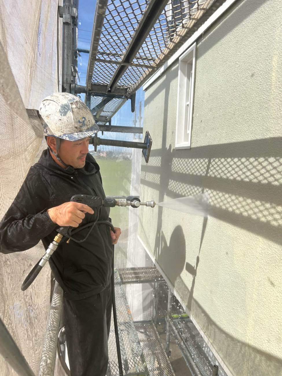 <strong>バイオ洗浄中(外壁)</strong><br>