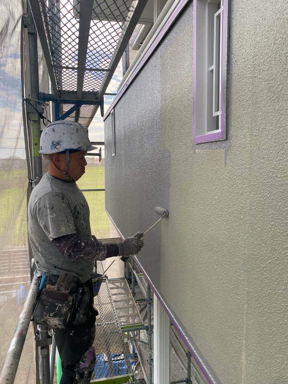 <strong>外壁 中塗り塗装</strong>