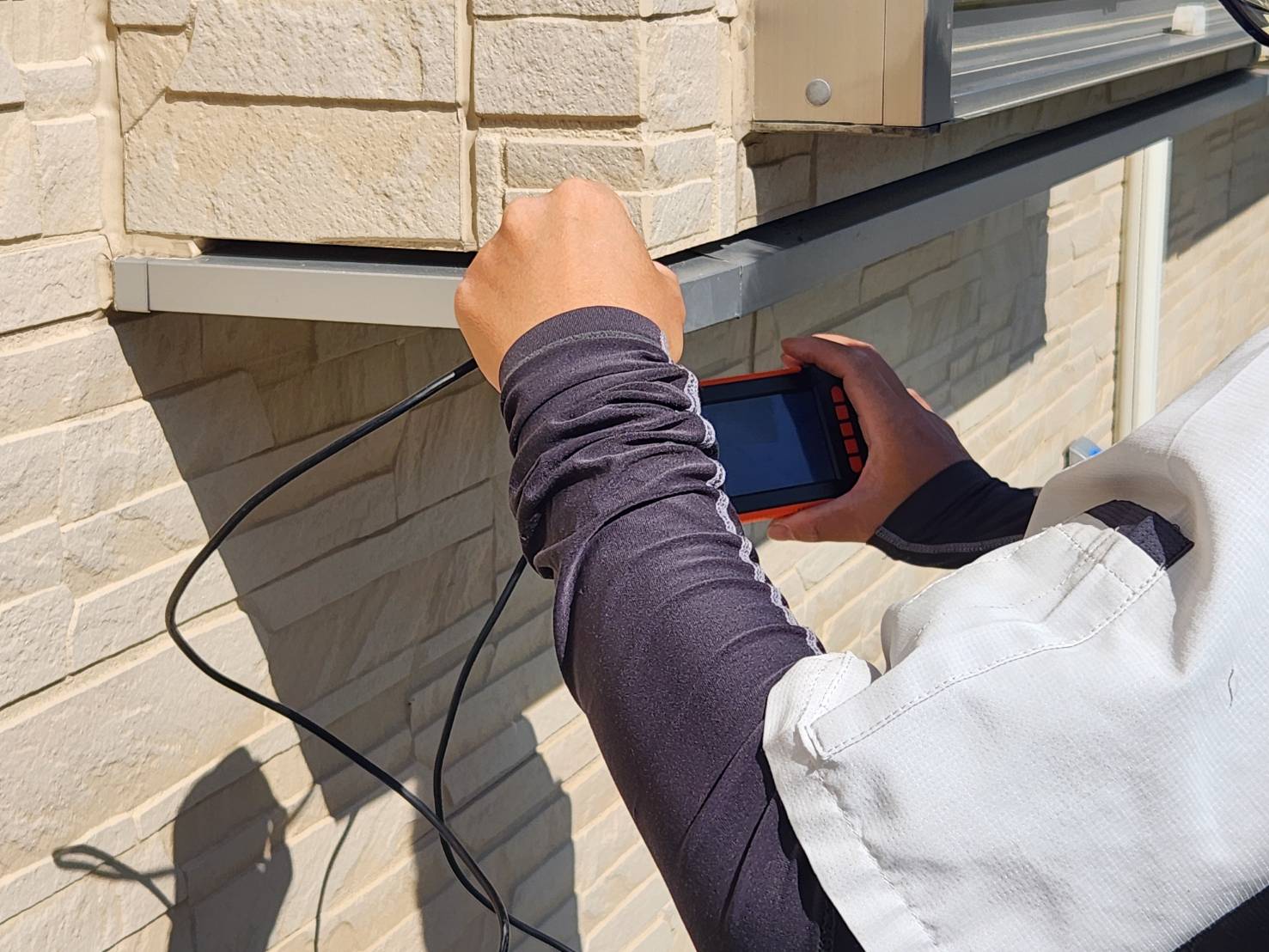 <strong>マイクロスコープで内部を確認</strong><br>