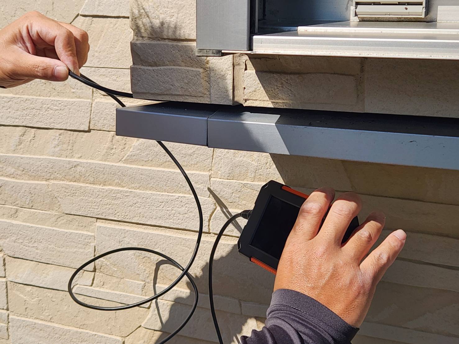 <strong>マイクロスコープで内部を確認</strong><br>