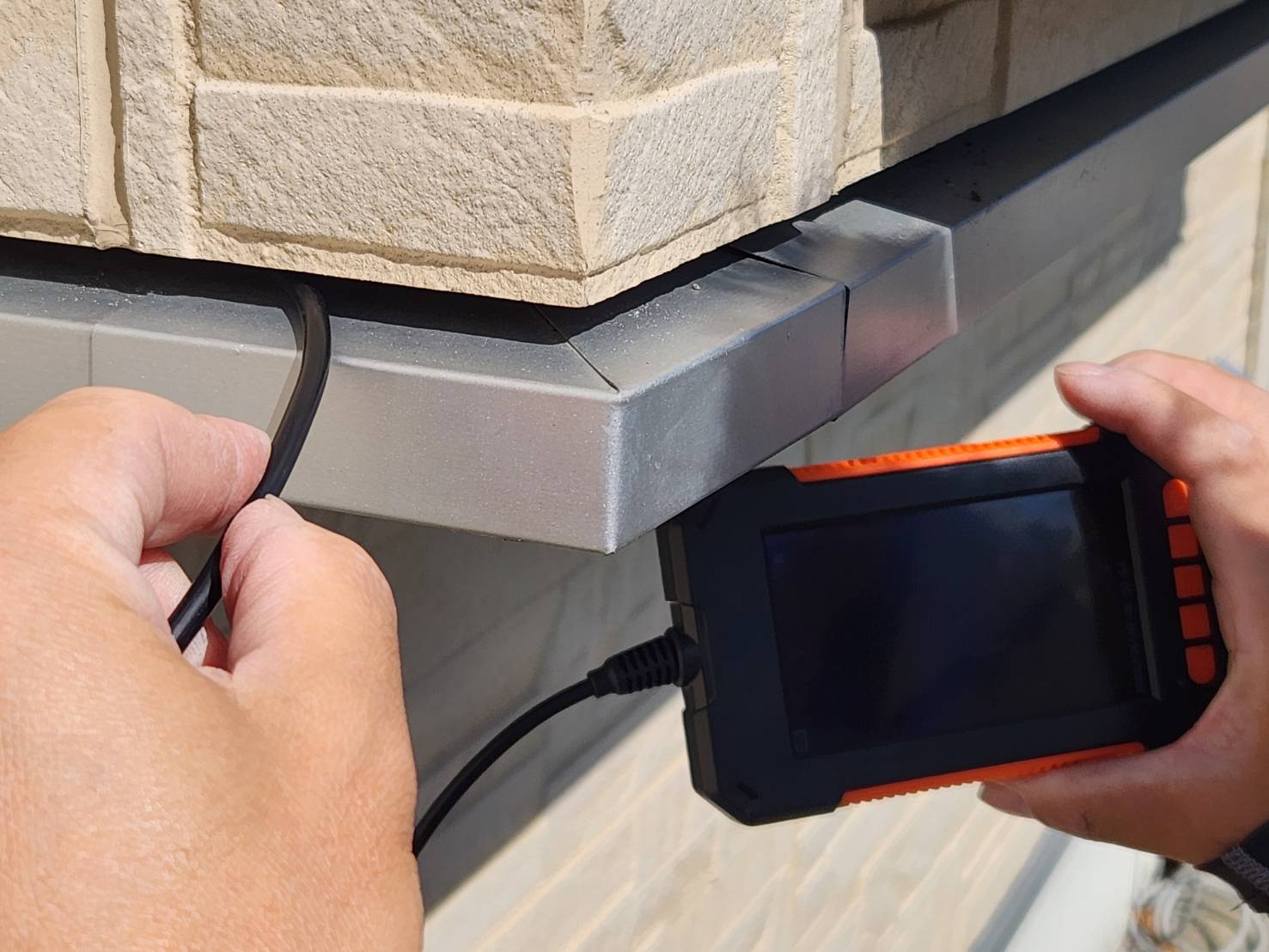 <strong>マイクロスコープで内部を確認</strong><br>不在を確認