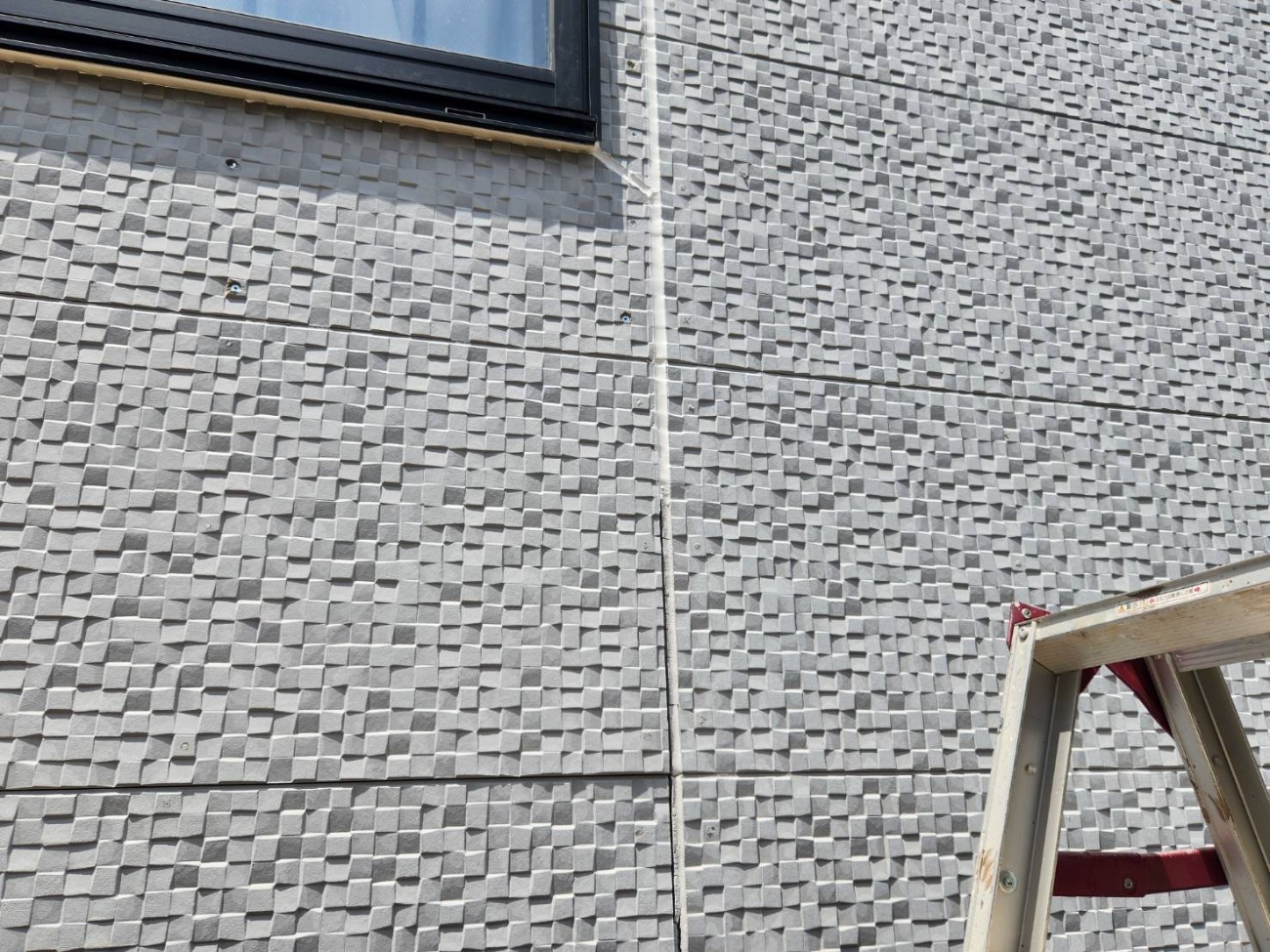 <strong>サイディング復旧</strong><br>防水テープでしっかりと再圧着処理を施し、サイディングを復旧。 100mm以下の細物部材については、目地を作り直して再取り付けを実施。