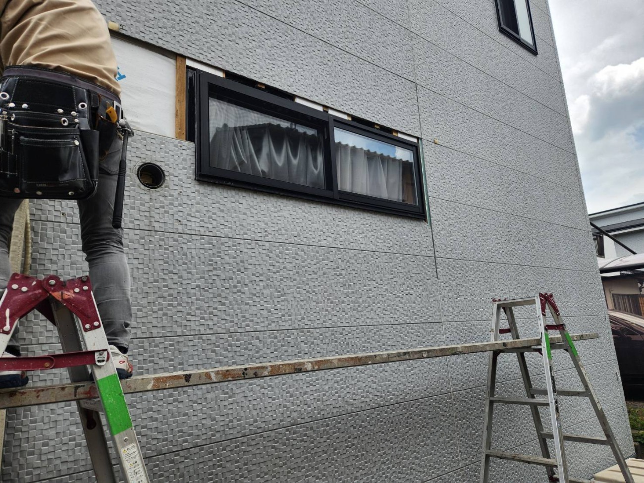 <strong>サイディング取外し</strong><br>外壁(南面)の開口部サッシ周りから漏水あり、既存のサイディングを剥がして内部を確認しました。