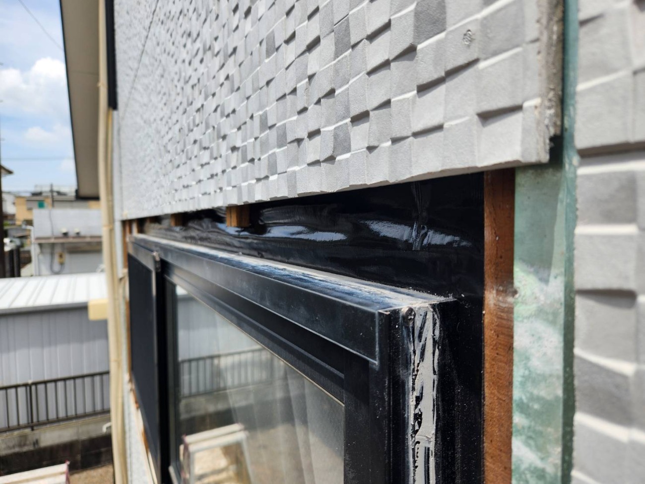 <strong>サイディング取外し調査の結果</strong><br>開口部周囲がマニュアル通りに納められていない事がクラックの原因とわかりました。内部では、防水紙とサッシのヒレの防水テープ処理が不十分であったことが雨漏りの原因と判明