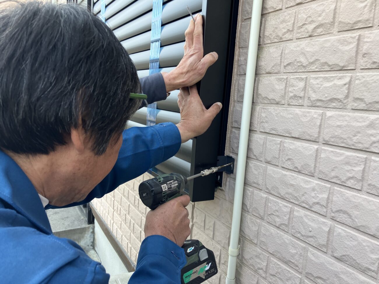 <strong>目隠しルーバー設置中</strong><br>