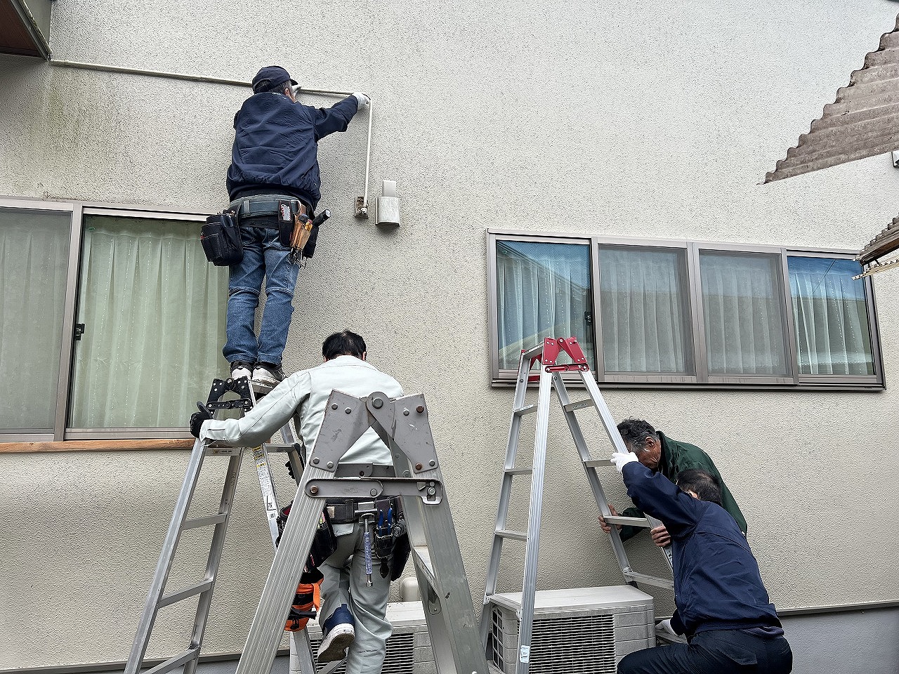 <strong>外部コンセントから電源を分岐してシャッターへ接続</strong><br>