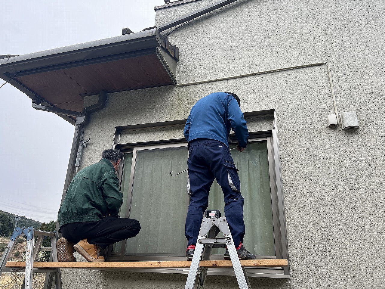 <strong>シャッター枠の設置</strong><br>