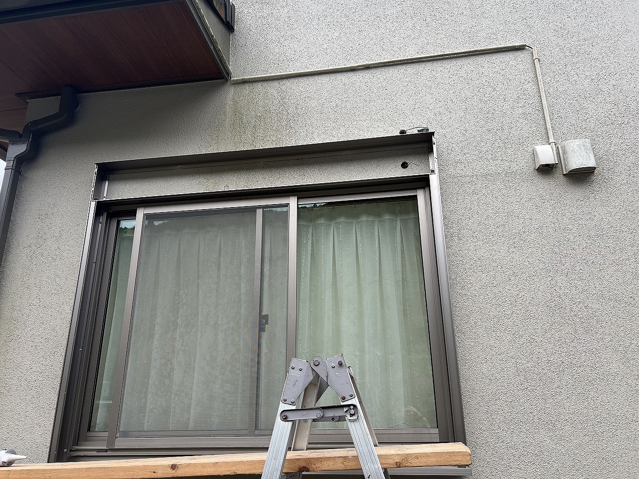 <strong>シャッター枠の設置</strong><br>