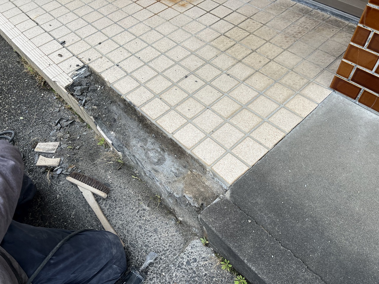 <strong>既存タイルをすべて撤去中</strong><br>