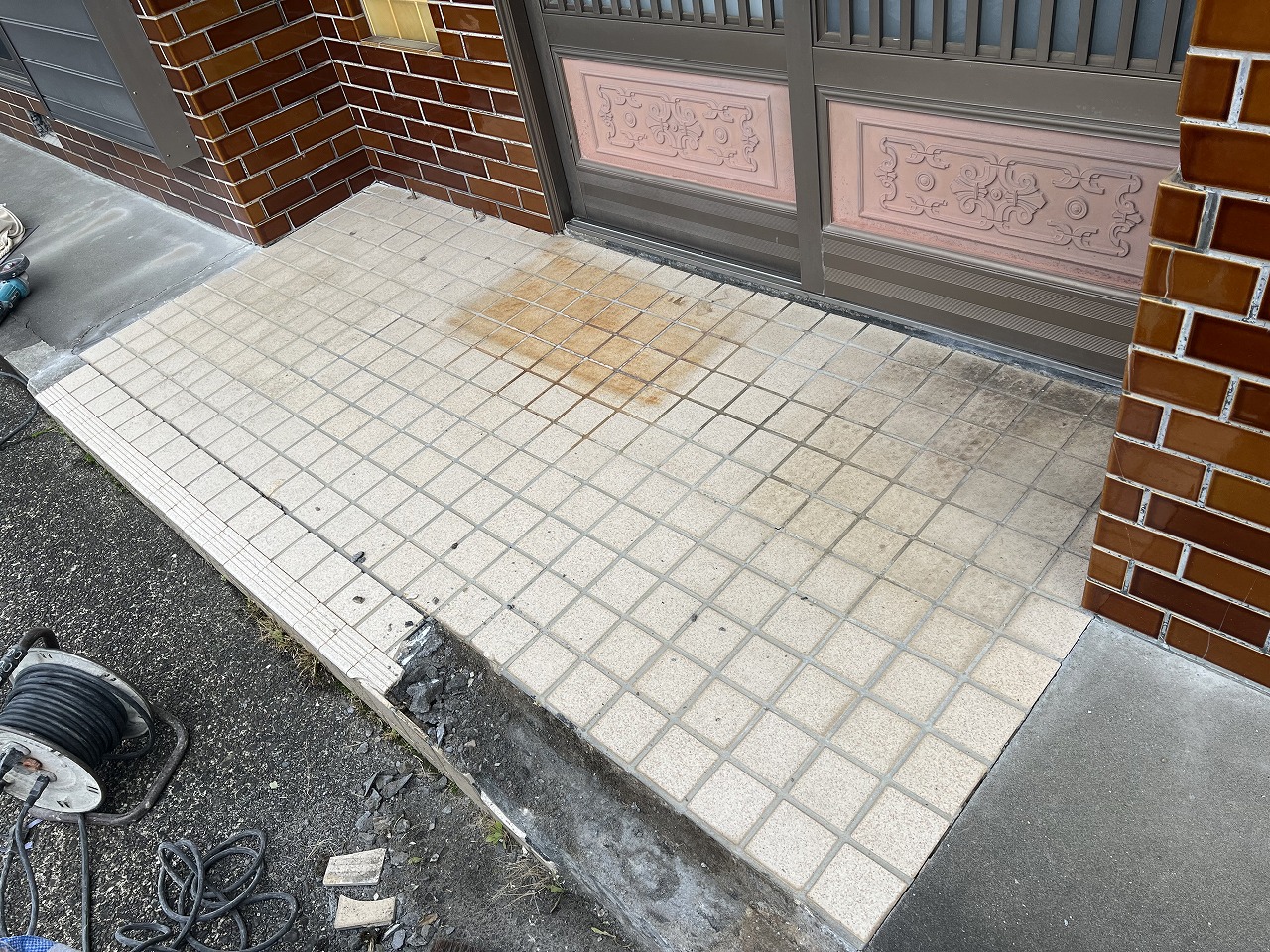 <strong>既存タイルをすべて撤去中</strong><br>