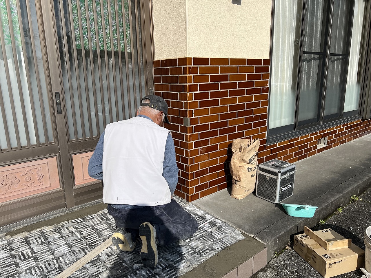 <strong>新規タイル施工中</strong><br>新たに150角のタイルを丁寧に貼り付けていきます