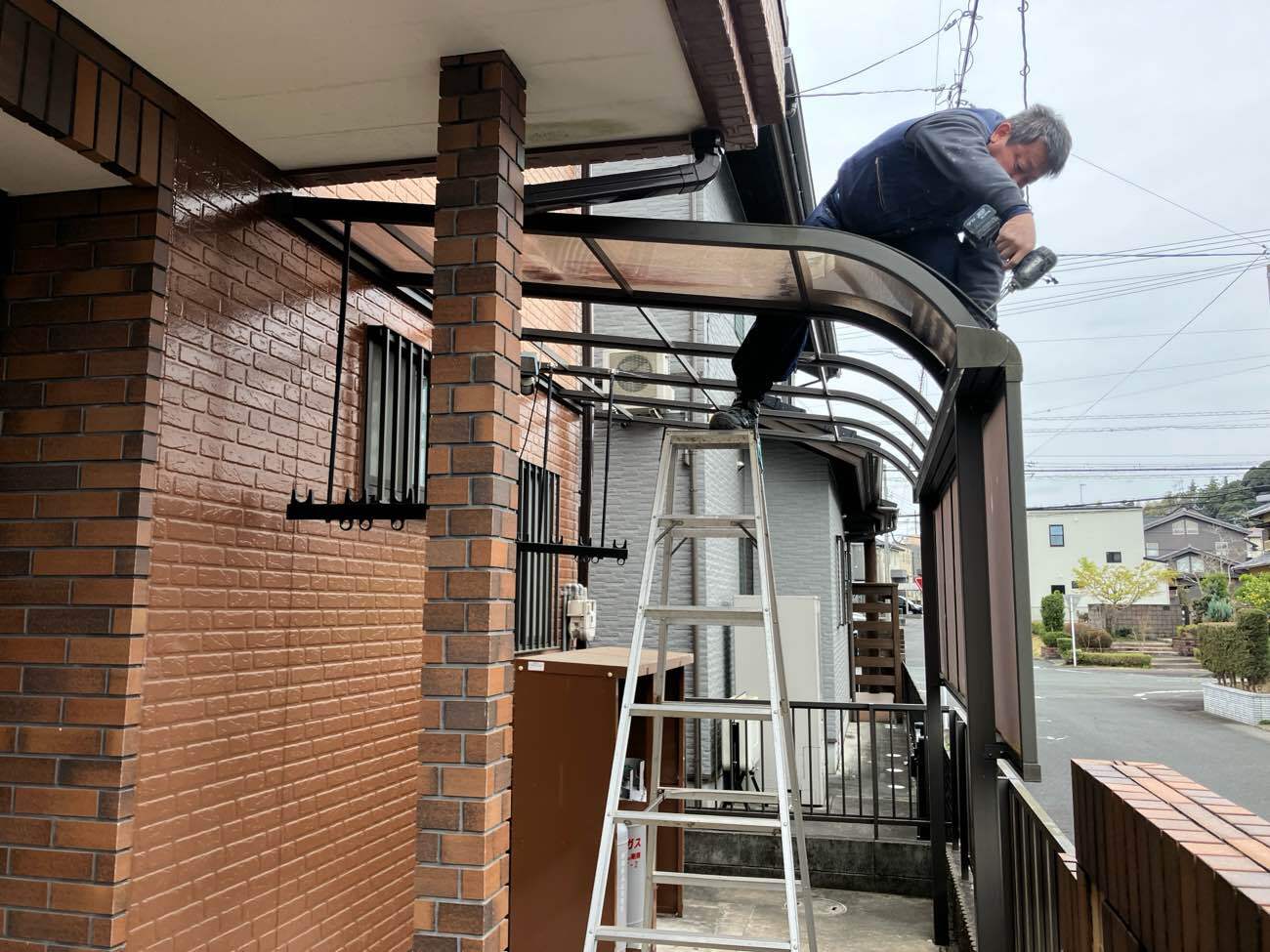 <strong>ポリカ板撤去 作業中</strong><br>