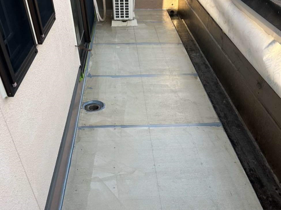 ベランダ床 プライマー塗装完了