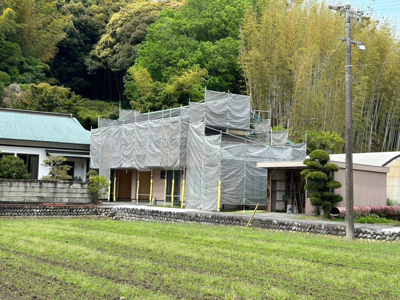 <strong>【足場仮設】</strong><br>ご近所にご迷惑が掛らないように、慎重に足場を架設していきます。工事用養生ネットは、塗料飛散や高圧洗浄時の汚れ飛散には必ず必要な養生です。