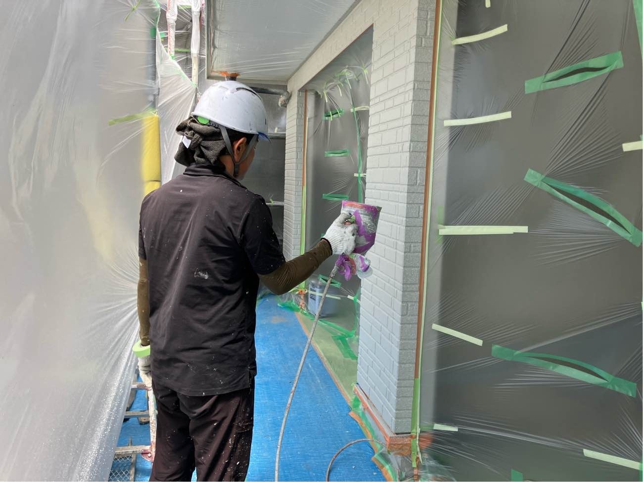 <strong>【タイル調外壁 上塗り吹付塗装】</strong><br>ネオフレッシュティアラ多彩模様塗装の仕上げです。無機系のフレーク粒は色目や粒度が異なり、吹き付けた場所に複合的な発色と奥行のある高意匠な仕上がりとなります。