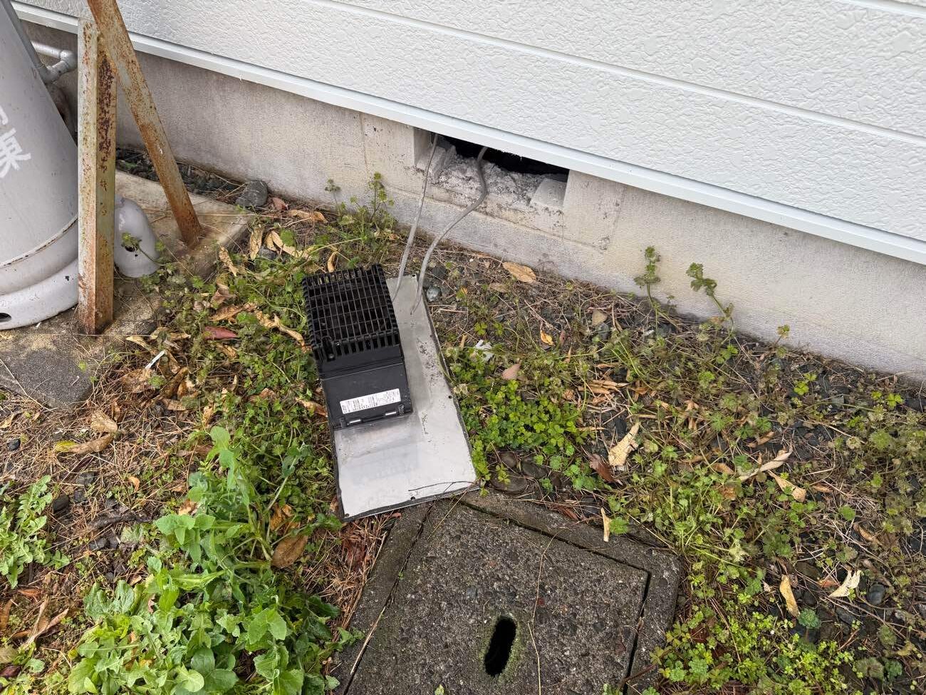 床下換気扇交換 作業中