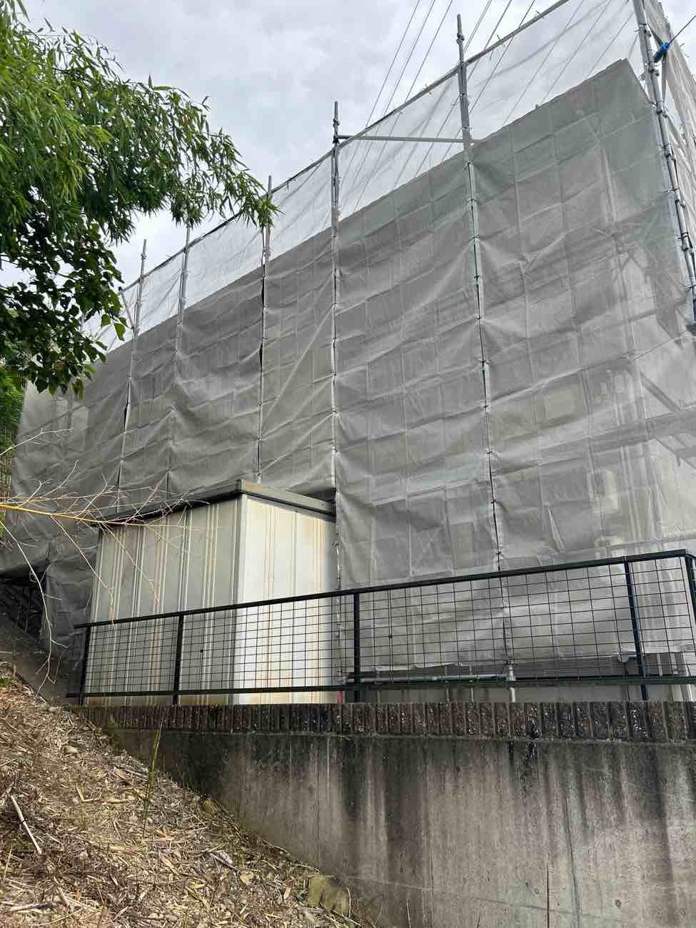 足場架設倉庫屋根との取り合い