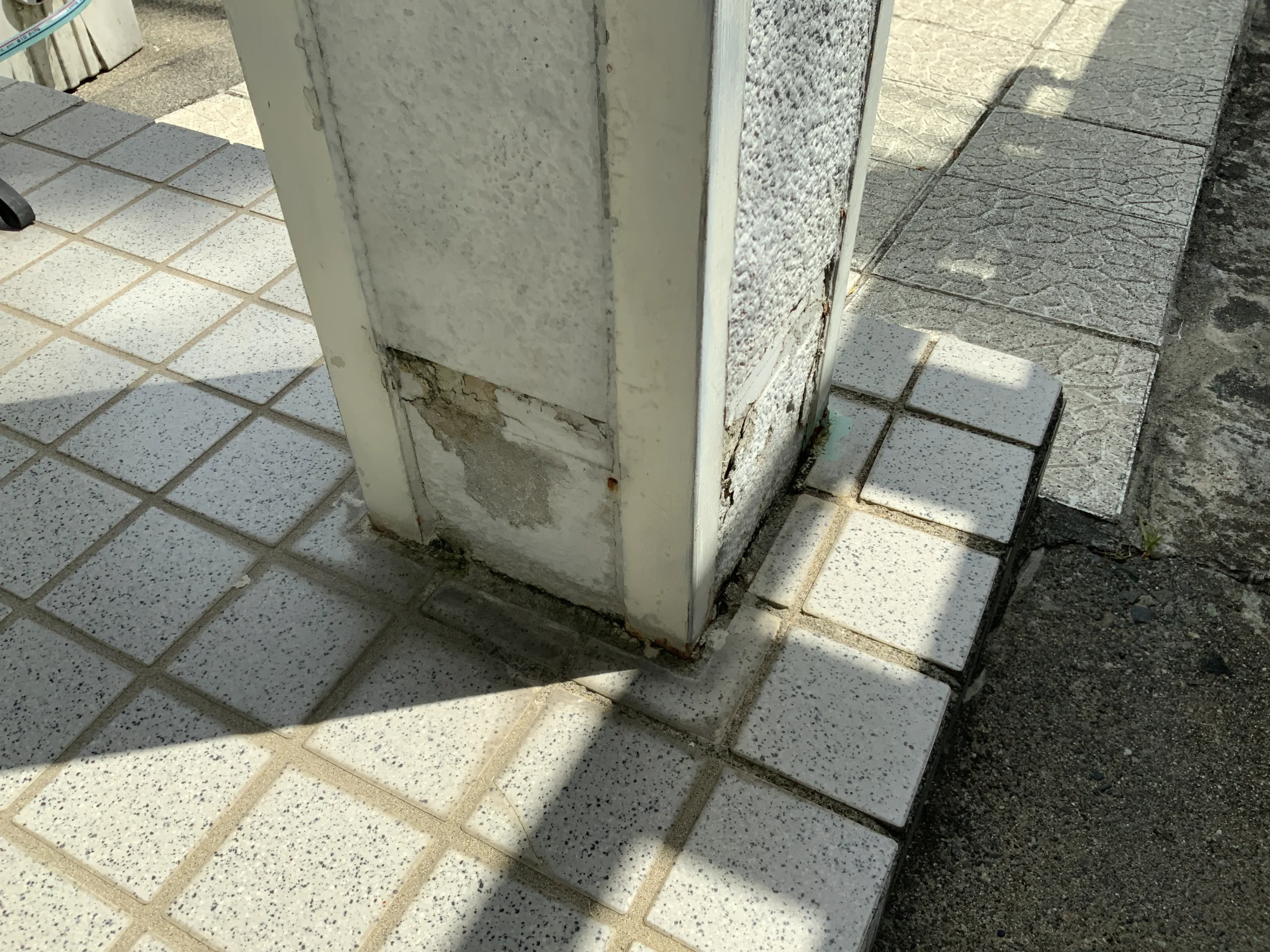 玄関周り外壁剥離